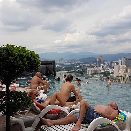 Skybed Over The Sky Hostel @Regalia Suites & Residences Kl Kuala Lumpur Buitenkant foto
