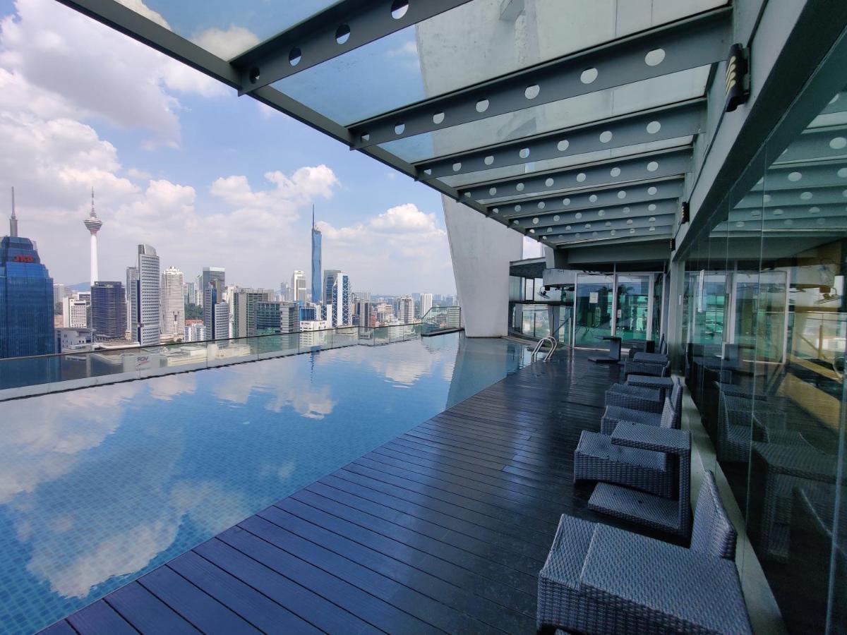Skybed Over The Sky Hostel @Regalia Suites & Residences Kl Kuala Lumpur Buitenkant foto