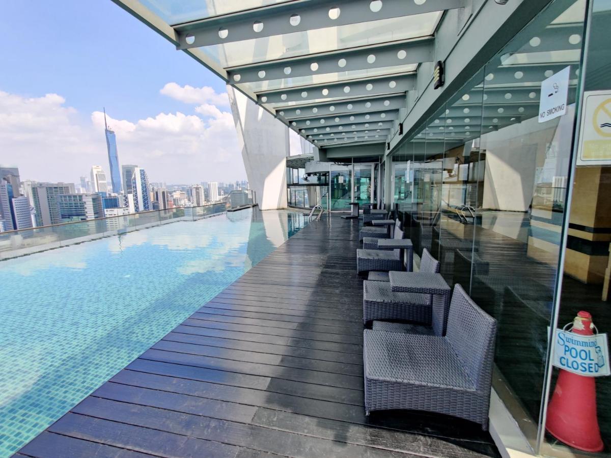 Skybed Over The Sky Hostel @Regalia Suites & Residences Kl Kuala Lumpur Buitenkant foto