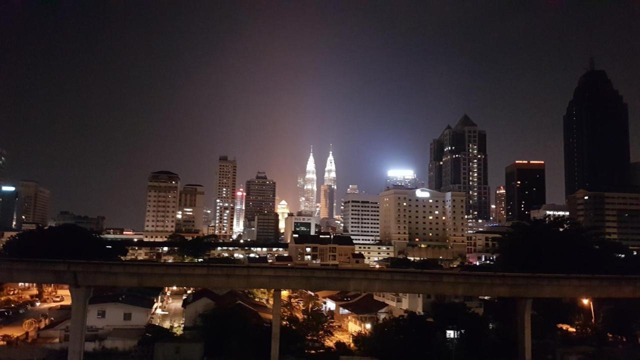 Skybed Over The Sky Hostel @Regalia Suites & Residences Kl Kuala Lumpur Buitenkant foto
