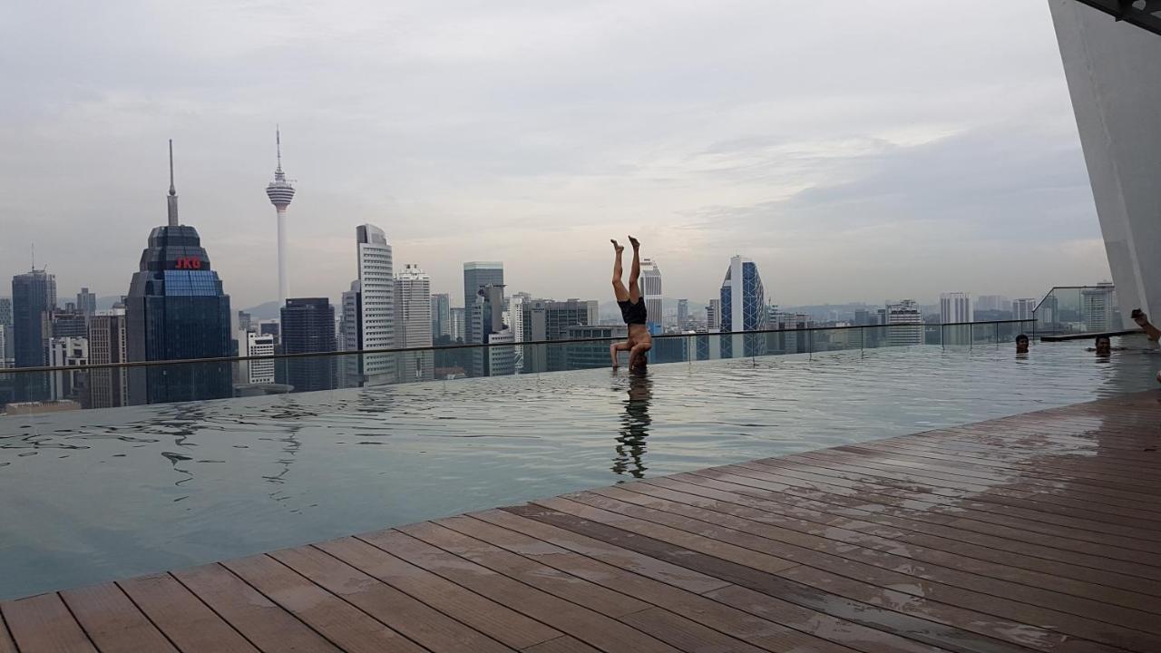 Skybed Over The Sky Hostel @Regalia Suites & Residences Kl Kuala Lumpur Buitenkant foto