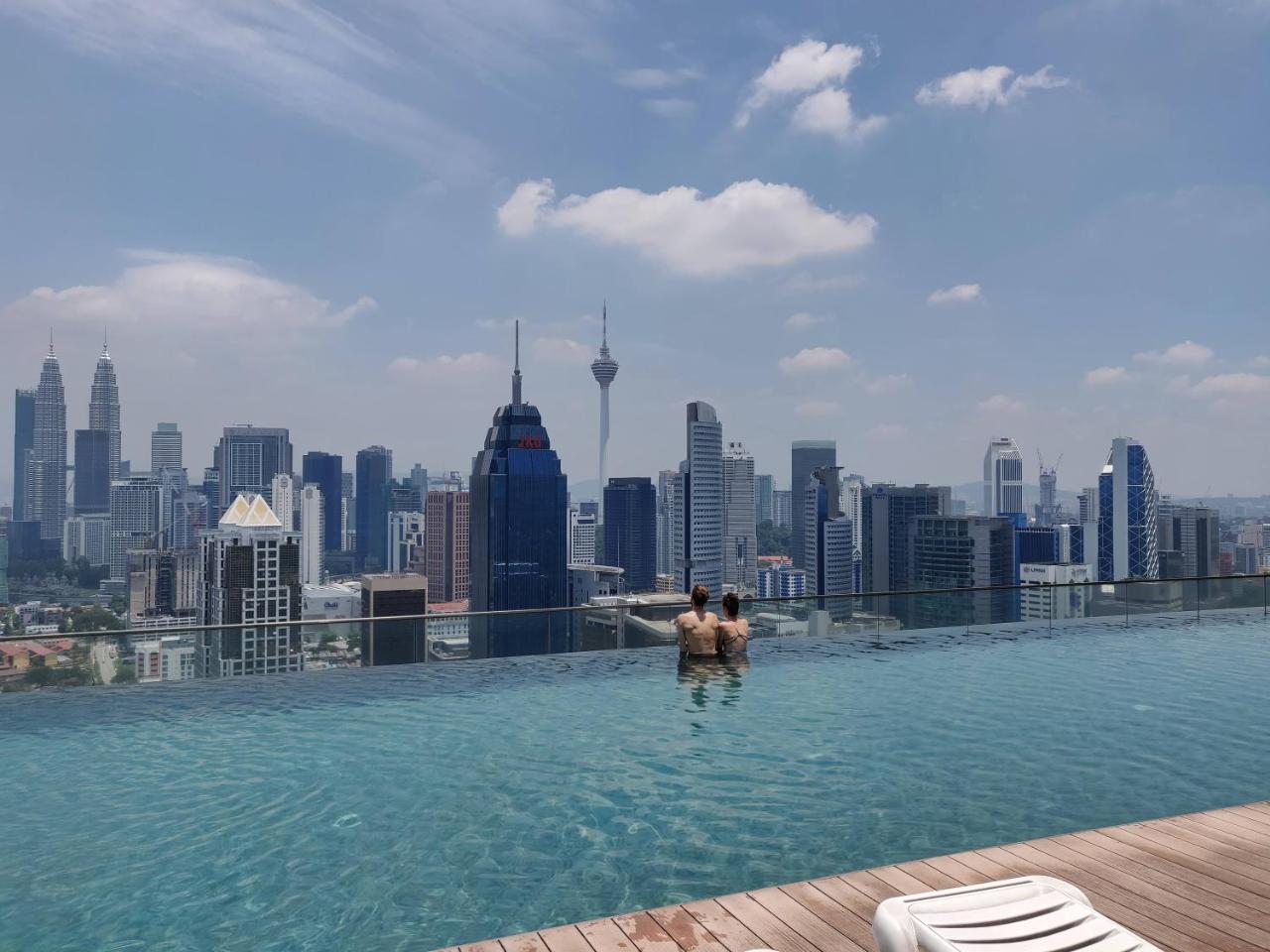 Skybed Over The Sky Hostel @Regalia Suites & Residences Kl Kuala Lumpur Buitenkant foto